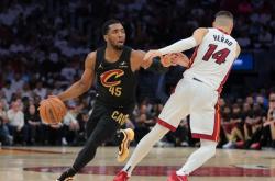 开云体育官方网站-包含热火横扫四川队，米切尔高光表现的词条