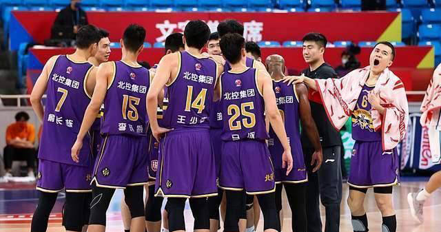 CBA精彩对决吸引众多观众关注