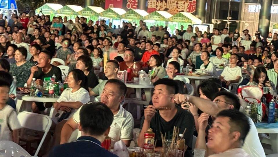 江苏队主场比赛大捷，球迷尖叫不断