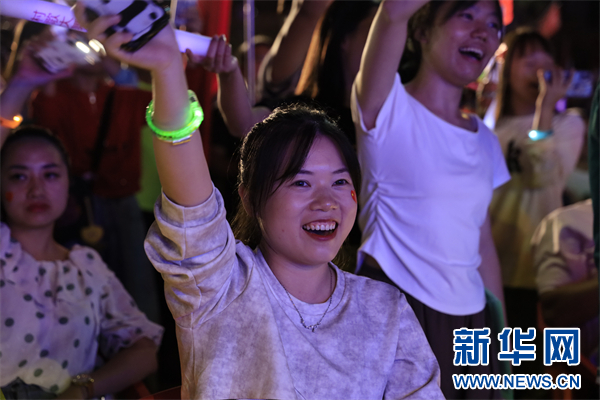 比赛现场氛围火爆，观众尖叫不断