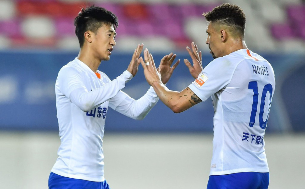 阿姆斯特朗破门得分，激情横扫对手