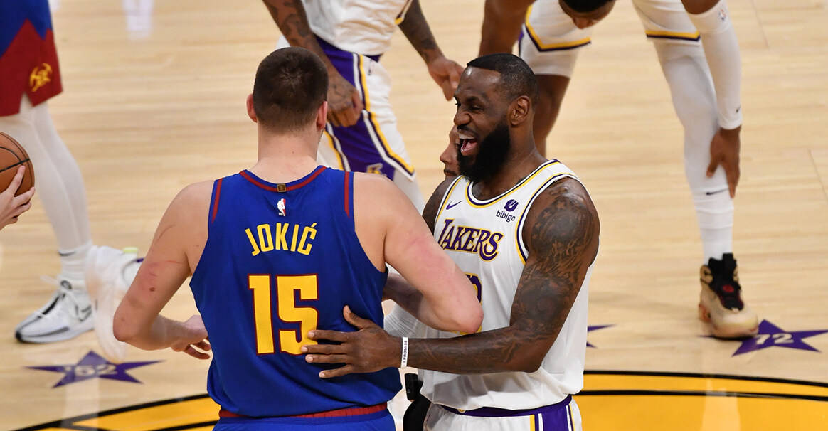 湖人在客场战胜掘金，詹姆斯三双表现