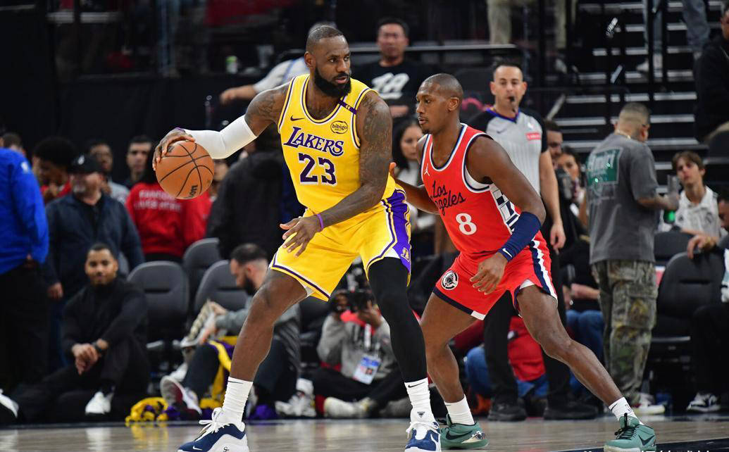 湖人在客场战胜掘金，詹姆斯三双表现