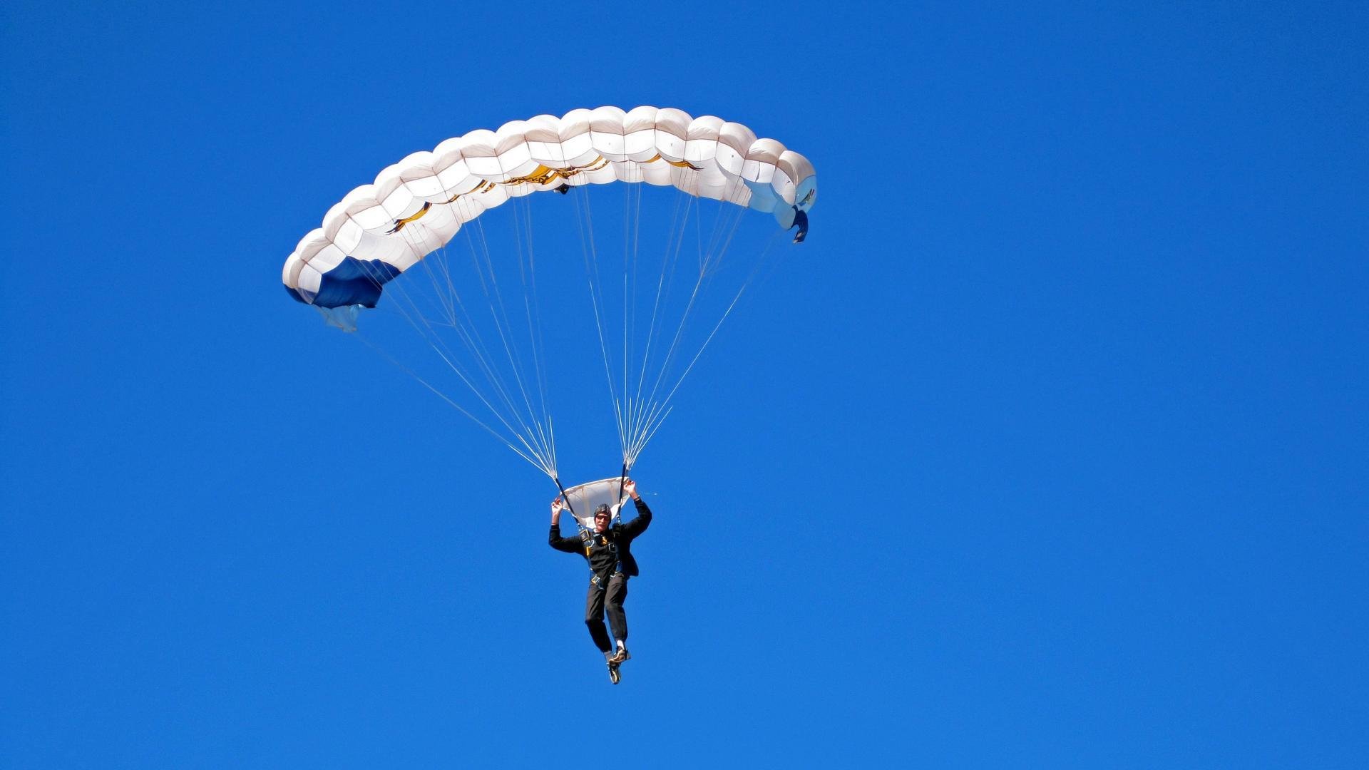 双面里程碑，哈兰德破纪录的孤独与秘鲁逆转的呐喊